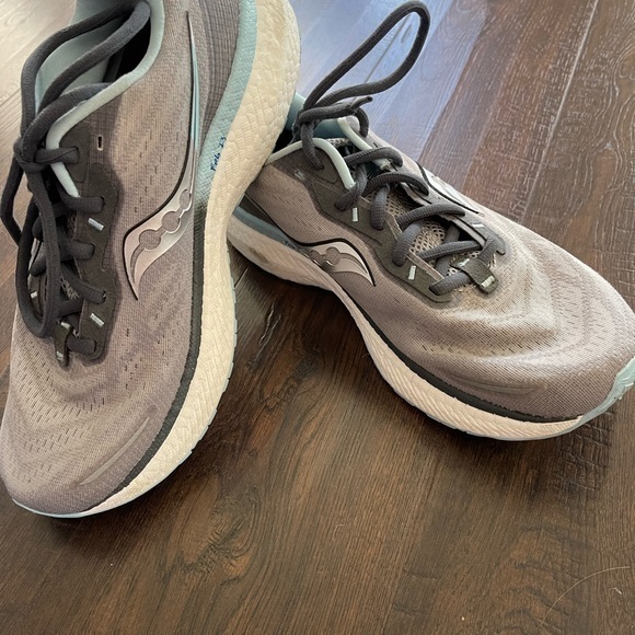 SAUCONY TRIUMPH 19 RUNNING SHOE ALLOY/POWDER - Picture 2 of 9